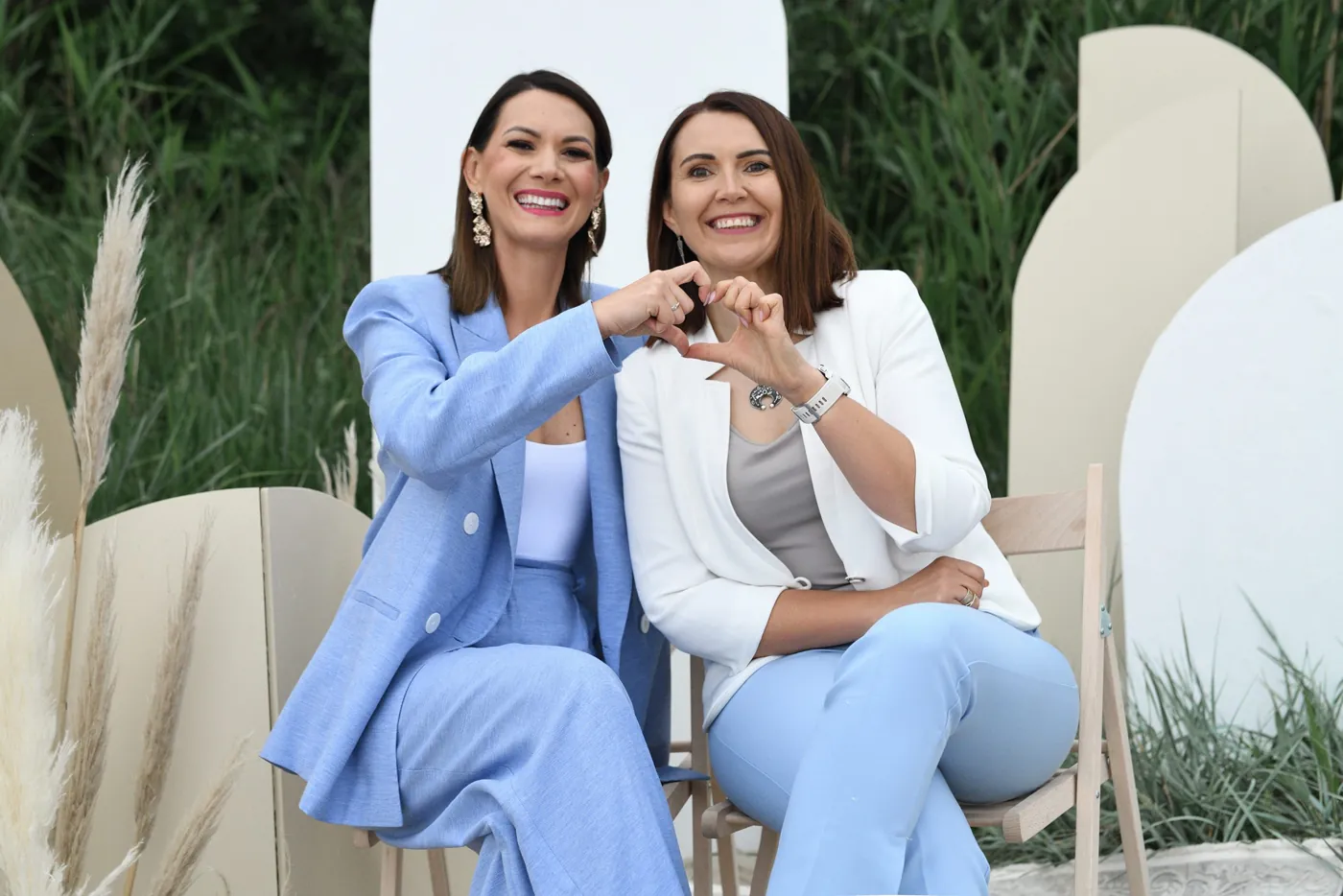 Wioleta Szafarz i Kamila Zaorska-Mierzejewska pokazują dłońmi serce.